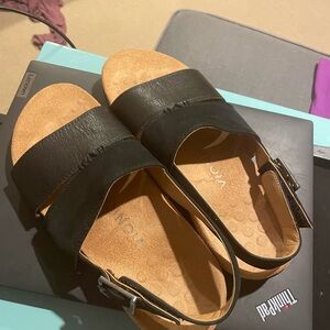 Vionic Black Leather Women's Sandals